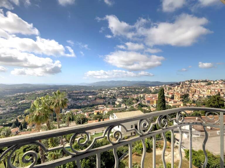 Vue panoramique sur la Côte d’Azur pour cet appartement de caractère — photo 1