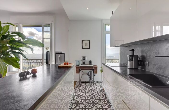 Vue panoramique sur la Côte d’Azur pour cet appartement de caractère — photo 2