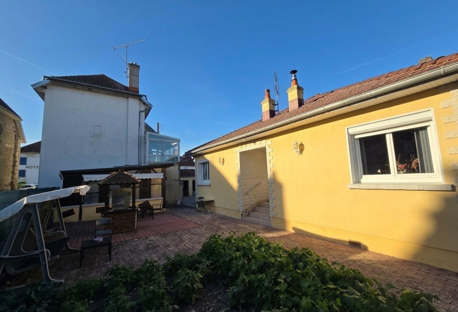 MAISON DE PLAIN-PIED AVEC DÉPENDANCE RÉNOVÉE, 3 GARAGES ET CUISINE D'ÉTÉ ! — photo 1