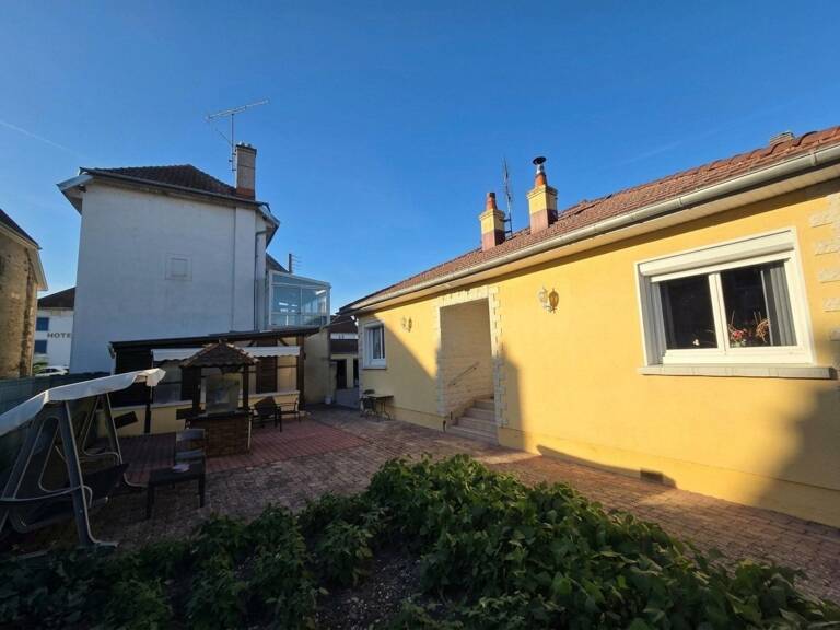 MAISON DE PLAIN-PIED AVEC DÉPENDANCE RÉNOVÉE, 3 GARAGES ET CUISINE D'ÉTÉ ! — photo 1