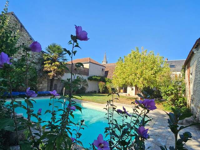 Bien d'exception au cœur du village, avec jardin et piscine chauffée et climatisation. — photo du bien