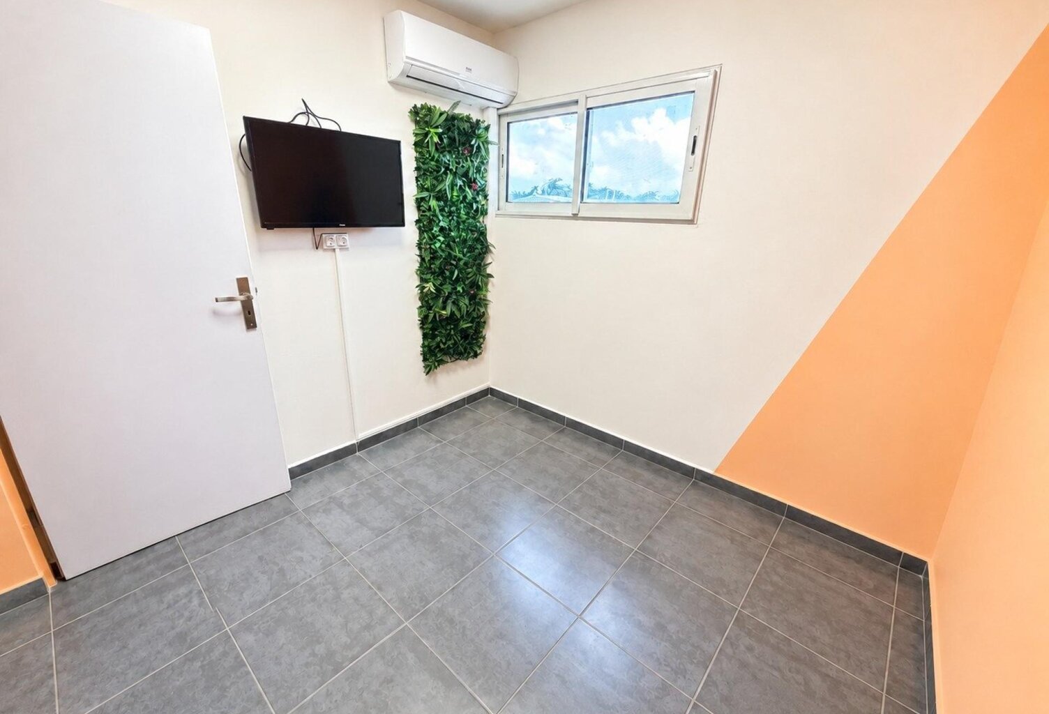 Local privatif avec espaces communs - Moudong — photo 1
