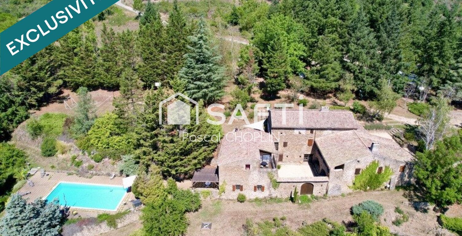 Ancienne magnanerie du XVIII siècle en pierre restaurée, en pleine nature — photo 1