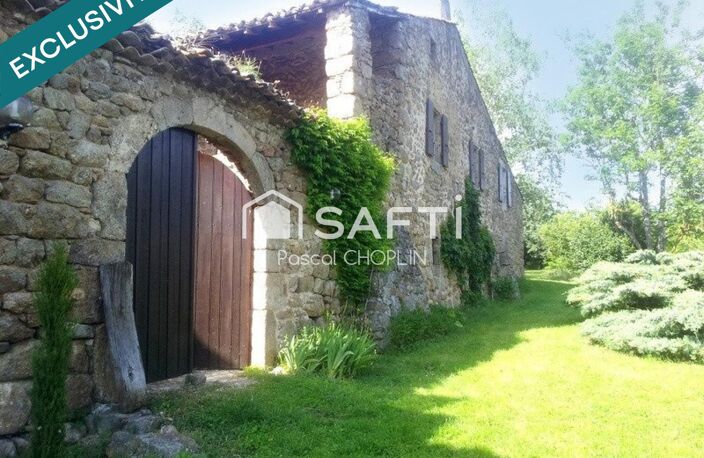 Ancienne magnanerie du XVIII siècle en pierre restaurée, en pleine nature — photo 4