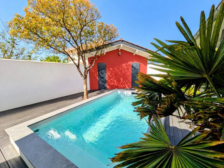 Beaux volumes pour une vie de famille, avec chambre au rdc, piscine et trois stationnements. — photo 1
