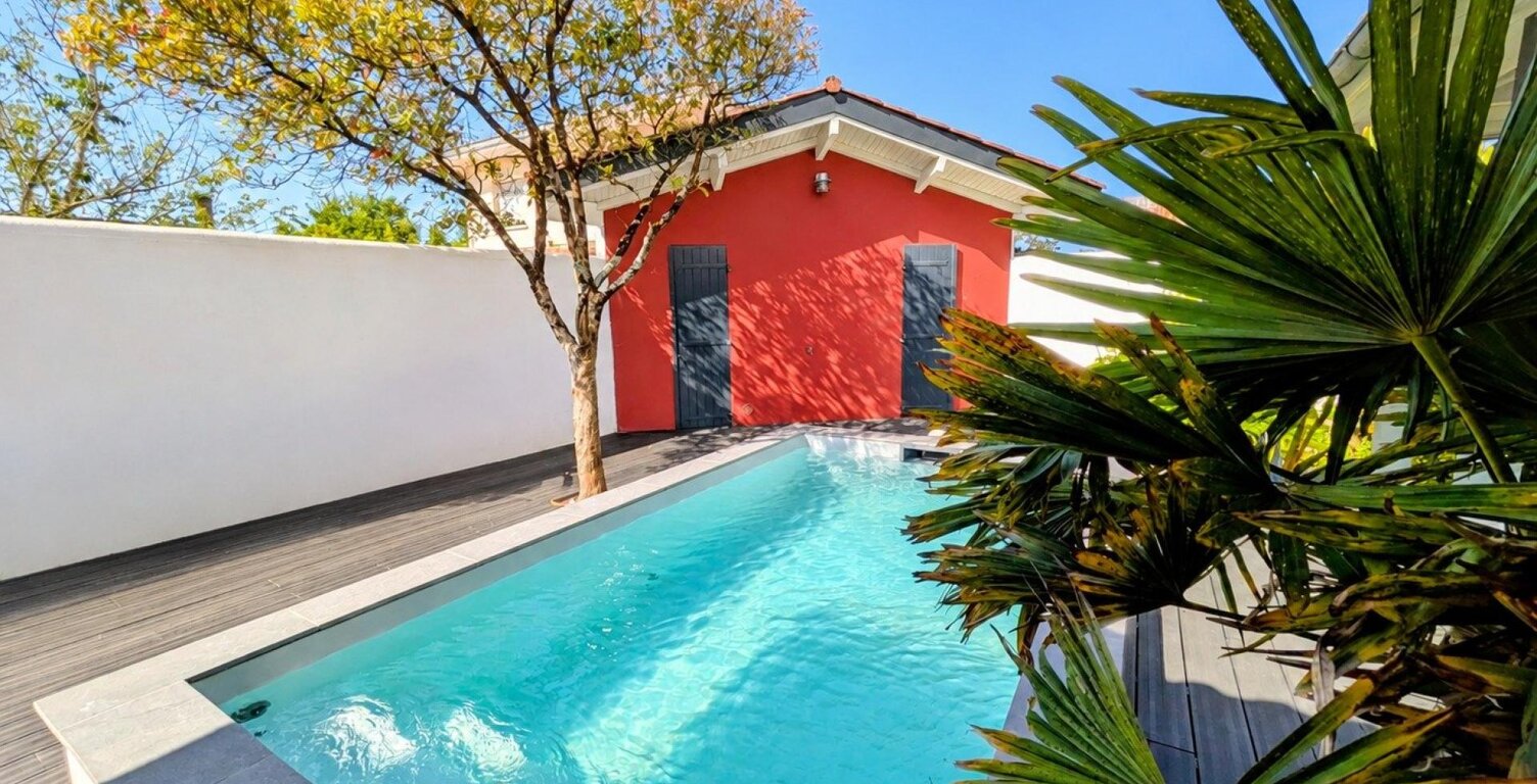 Beaux volumes pour une vie de famille, avec chambre au rdc, piscine et trois stationnements. — photo 1