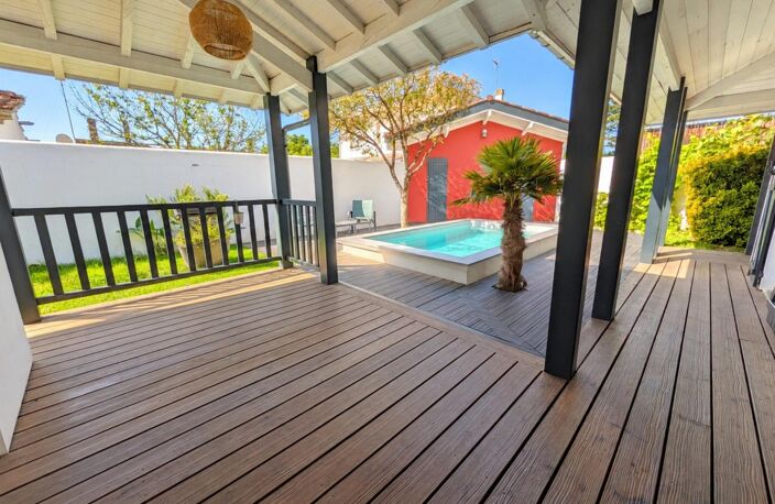 Beaux volumes pour une vie de famille, avec chambre au rdc, piscine et trois stationnements. — photo 2