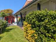 Beaux volumes pour une vie de famille, avec chambre au rdc, piscine et trois stationnements. — photo 3