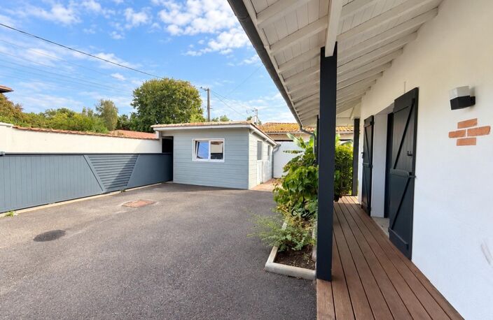 Beaux volumes pour une vie de famille, avec chambre au rdc, piscine et trois stationnements. — photo 4