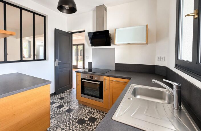 Beaux volumes pour une vie de famille, avec chambre au rdc, piscine et trois stationnements. — photo 5