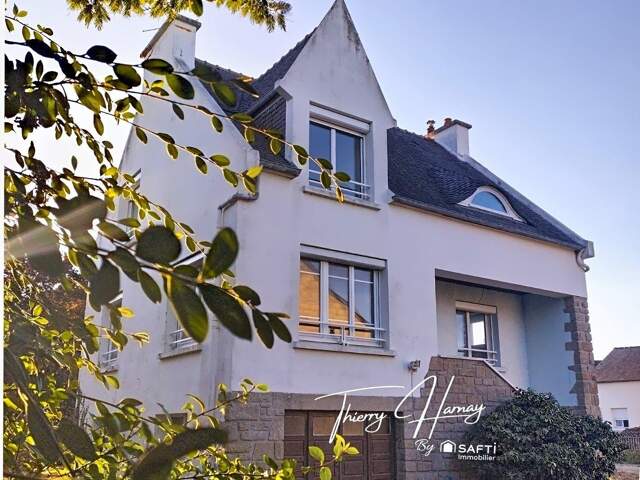 **LOCQUIREC  Élégante maison rénovée avec vue mer, à 5 minutes à pied des plages** — photo du bien