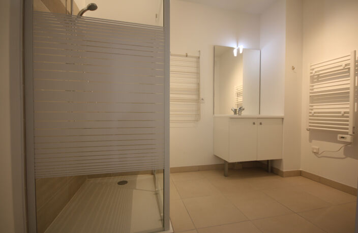 Spacieux appartement 2 pièces dans un immeuble neuf — photo 4