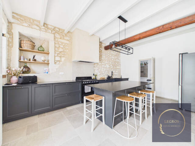 Mas de ville en pierre avec piscine et garage en centre vill — photo du bien