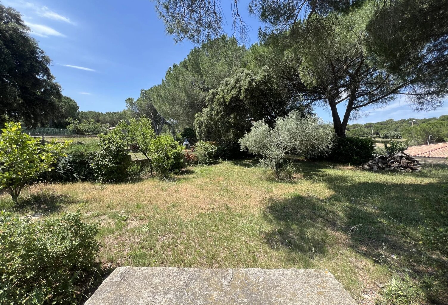 Langlade, terrain constructible fond d'impasse dominant 1000m2, exposé Sud Ouest — photo 1
