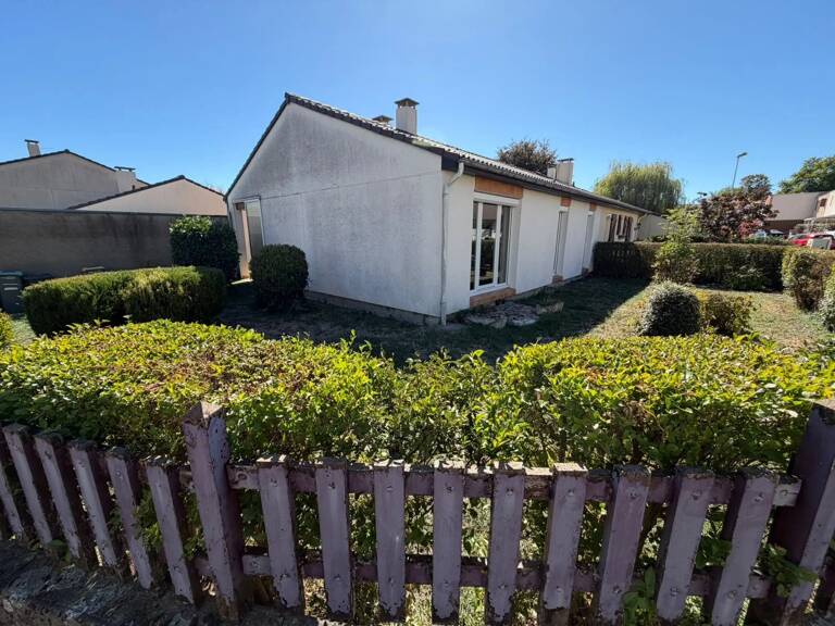 Maison de plain-pied avec jardin et garage — photo 1