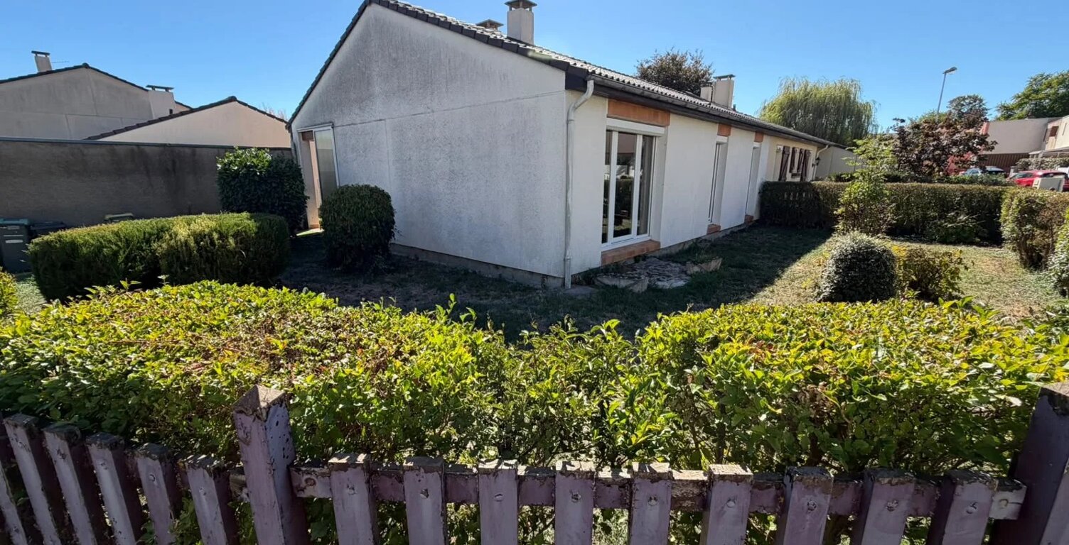 Maison de plain-pied avec jardin et garage — photo 1