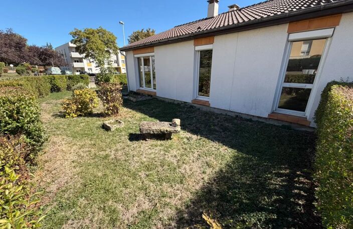 Maison de plain-pied avec jardin et garage — photo 2
