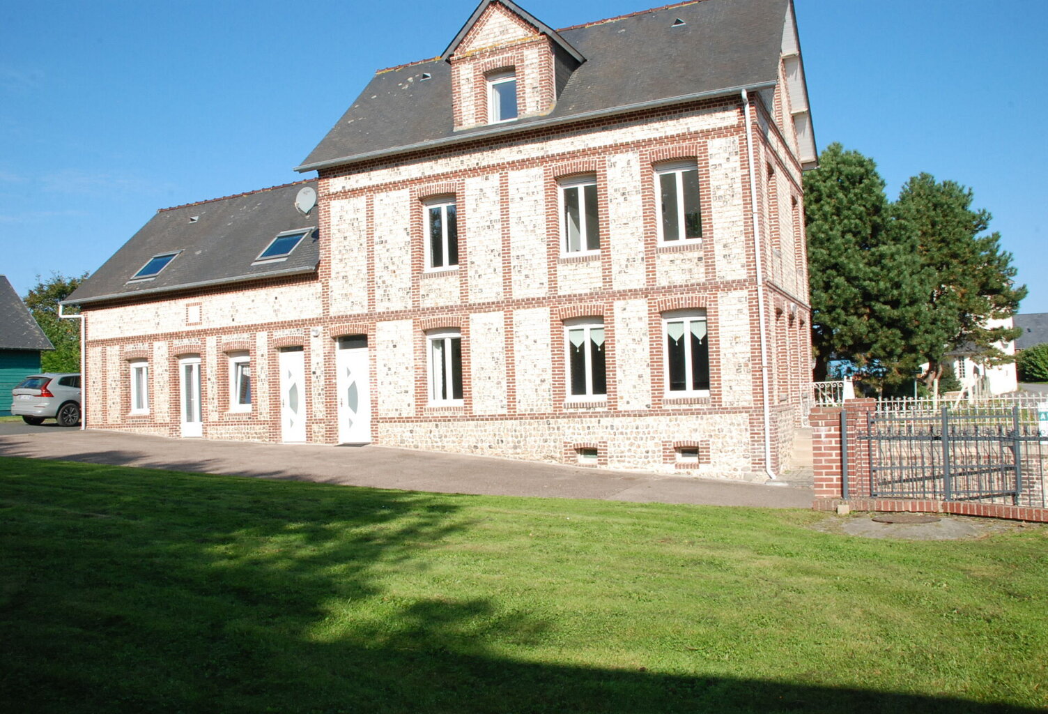 Maison de maître en briques et silex divisée en 3 logements avec jardin et bâtiments — photo 1