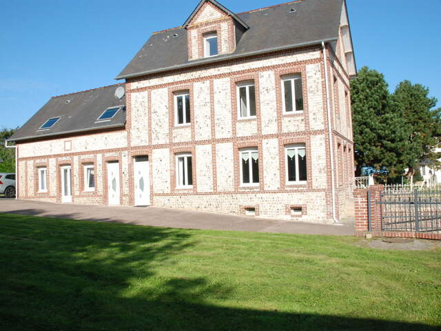 Maison de maître en briques et silex divisée en 3 logements avec jardin et bâtiments — photo du bien