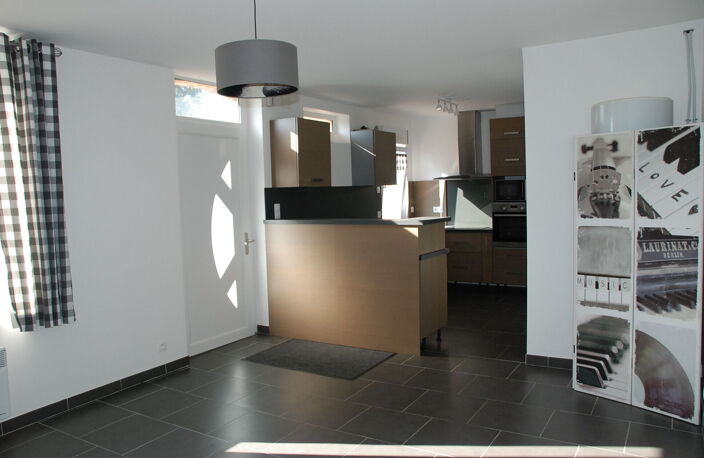 Maison de maître en briques et silex divisée en 3 logements avec jardin et bâtiments — photo 2