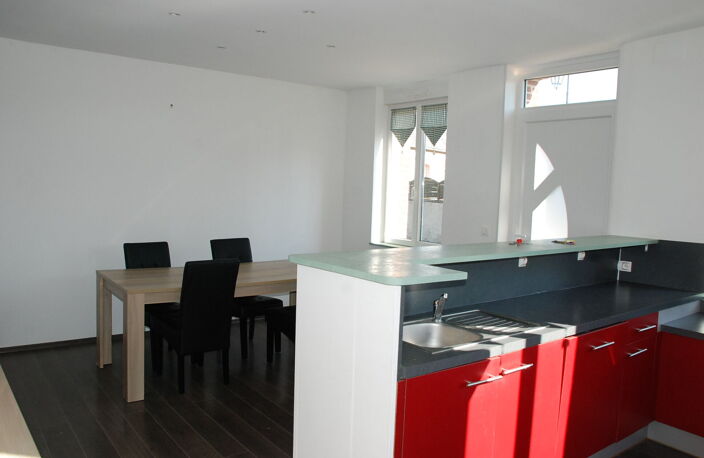 Maison de maître en briques et silex divisée en 3 logements avec jardin et bâtiments — photo 3
