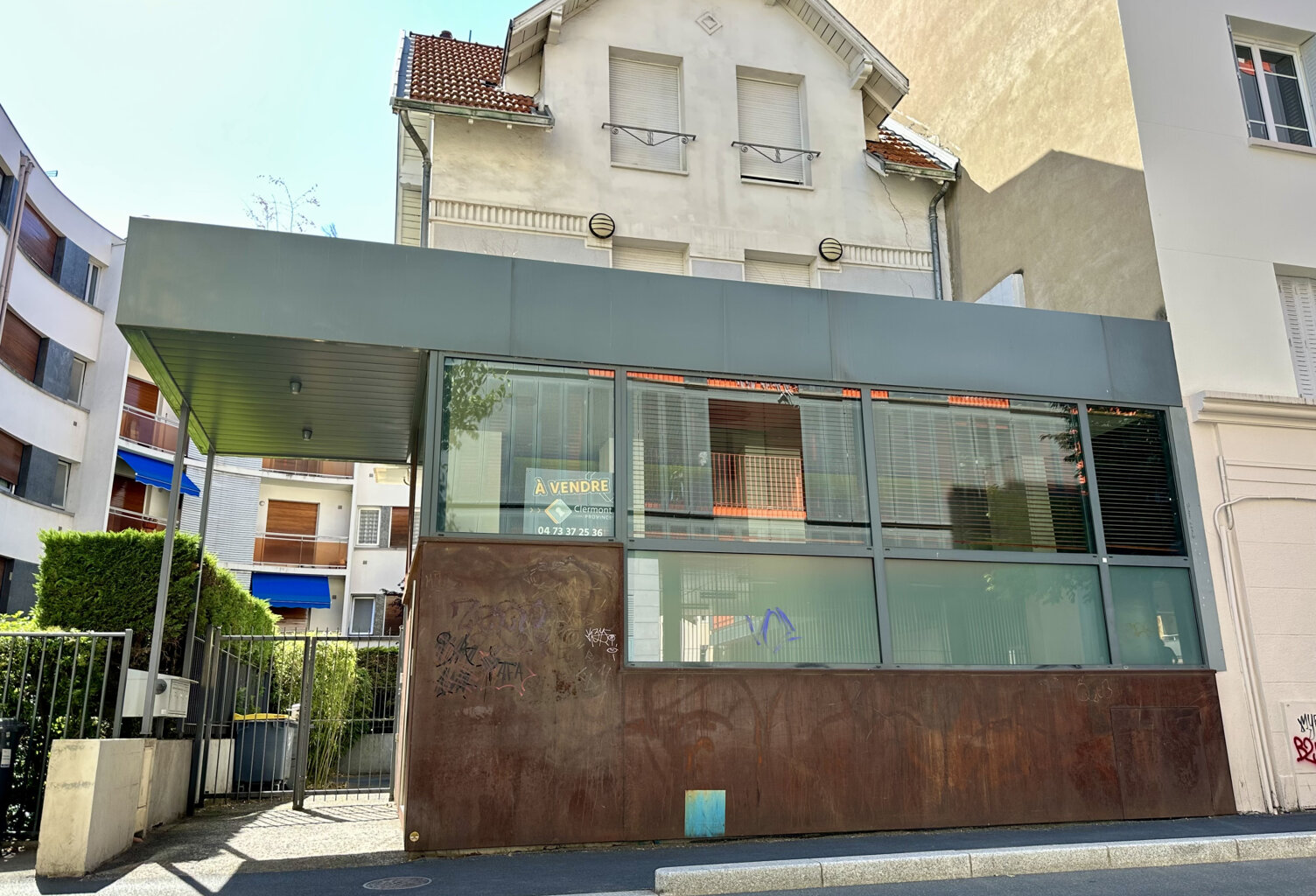 Maison de ville divisée en appartements et locaux profession — photo 1