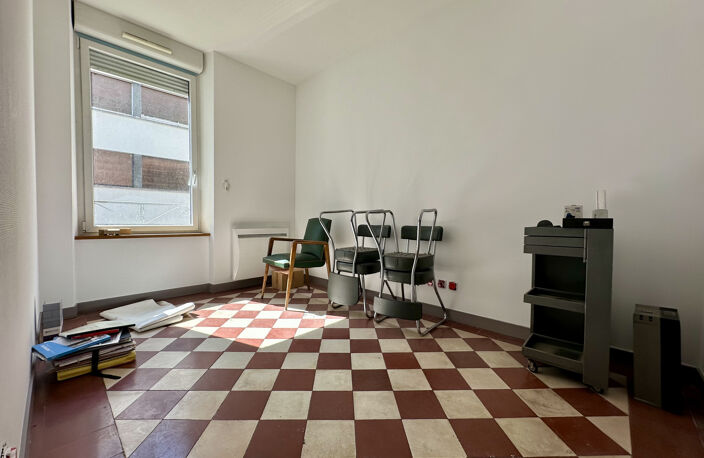 Maison de ville divisée en appartements et locaux profession — photo 4