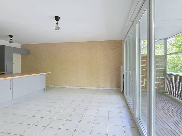 A Bordeaux 33800 Appartement rénové avec extérieur 14m² et parking ! — photo 1