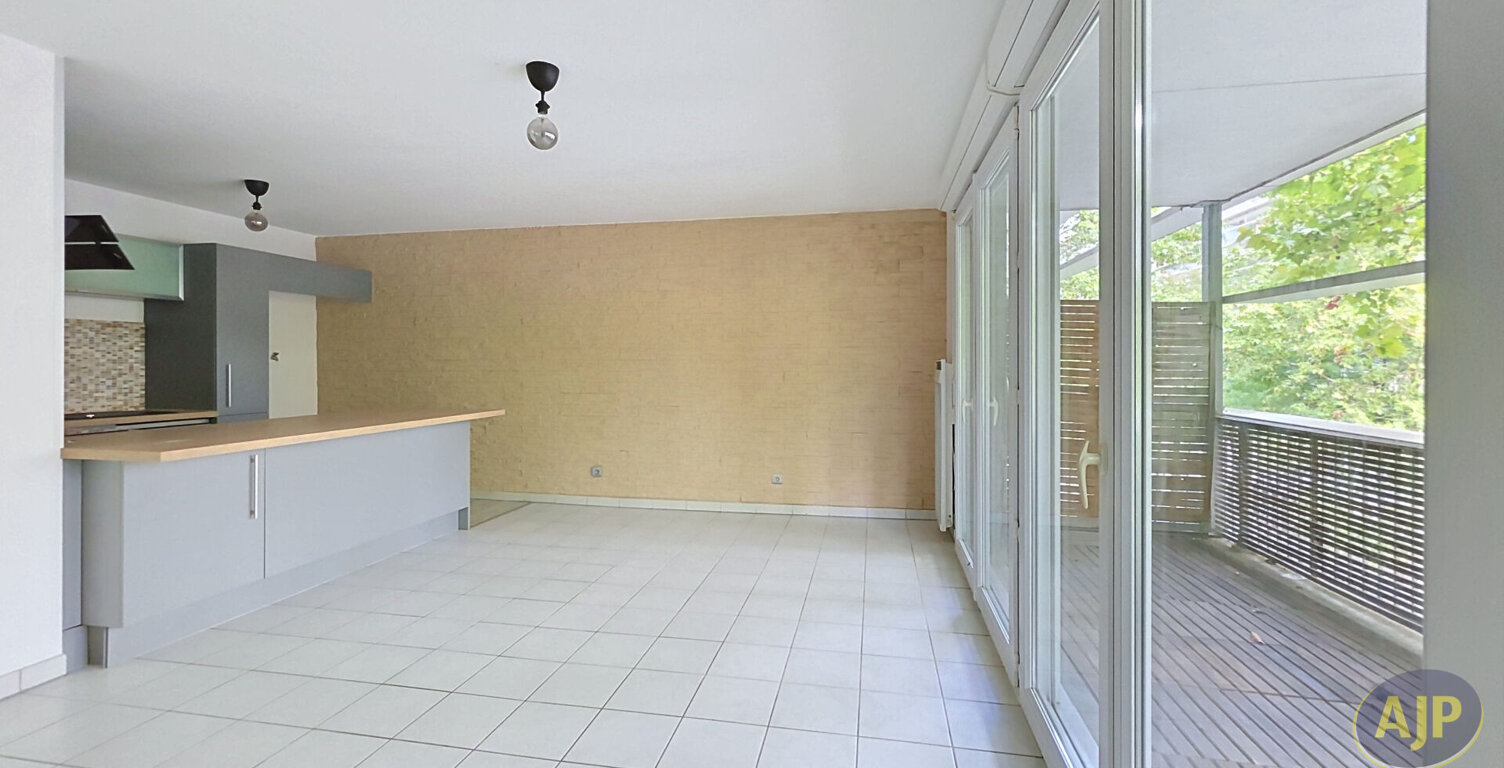A Bordeaux 33800 Appartement rénové avec extérieur 14m² et parking ! — photo 1