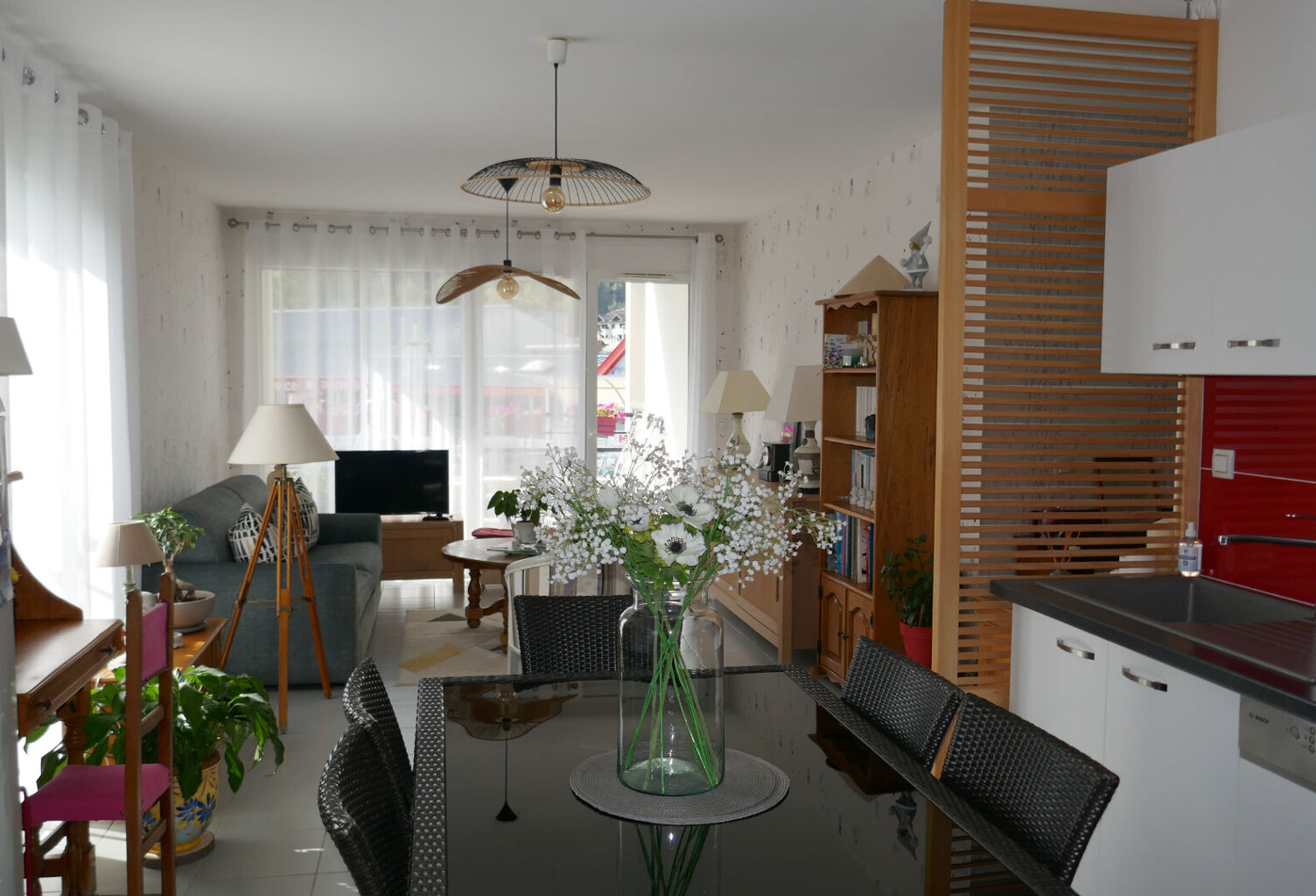 FAVERGES. APPARTEMENT 3 PIECES AVEC CAVE, GARAGE ET PLACE DE STATIONNEMENT — photo 1