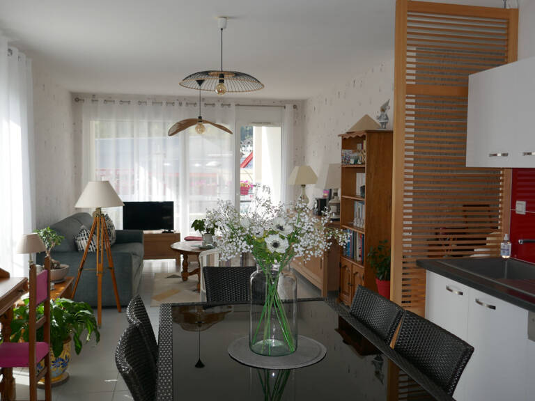 FAVERGES. APPARTEMENT 3 PIECES AVEC CAVE, GARAGE ET PLACE DE STATIONNEMENT — photo 1