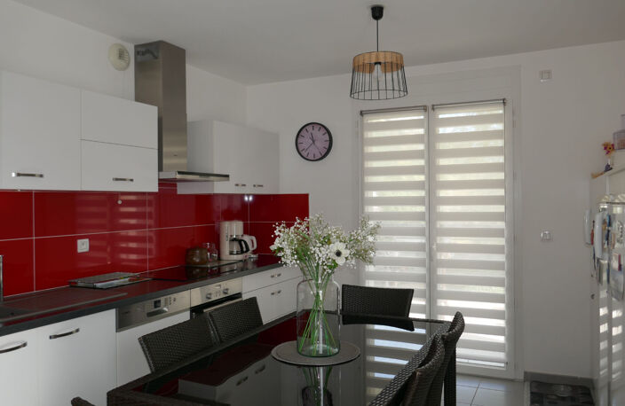 FAVERGES. APPARTEMENT 3 PIECES AVEC CAVE, GARAGE ET PLACE DE STATIONNEMENT — photo 2