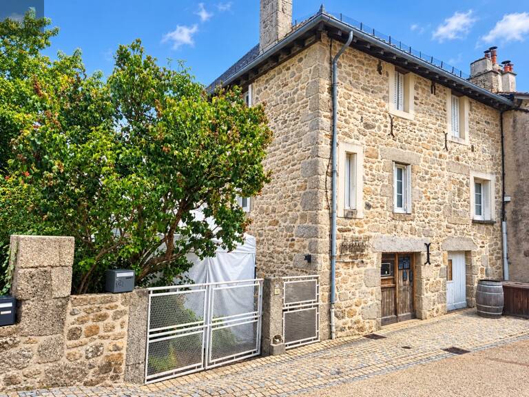 Coeur de village, Maison en pierres avec petit jardin — photo 1