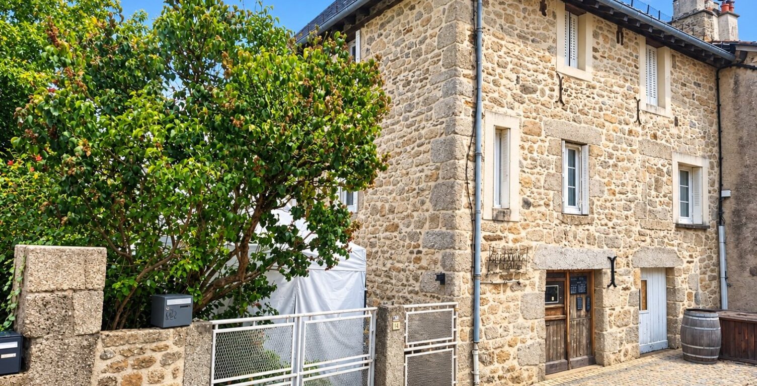 Coeur de village, Maison en pierres avec petit jardin — photo 1
