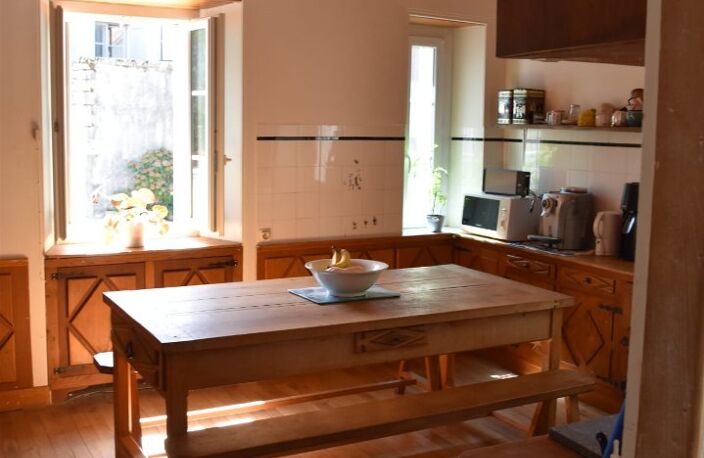 Coeur de village, Maison en pierres avec petit jardin — photo 2