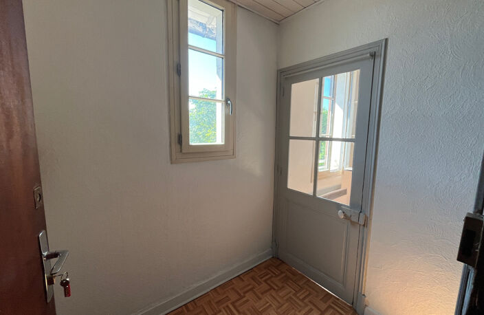 VILLENEUVE SUR LOT, appartement T2  d'environ 52,86 m2 MEUBLE entièrement redécoré avec cuisine équipée neuve. Situé au 2ème étage appartement comprenant : une entrée avec placard, une cuisine équipée, un salon séjour, une chambre et une salle d'eau avec — photo 2
