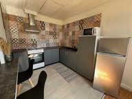 VILLENEUVE SUR LOT, appartement T2  d'environ 52,86 m2 MEUBLE entièrement redécoré avec cuisine équipée neuve. Situé au 2ème étage appartement comprenant : une entrée avec placard, une cuisine équipée, un salon séjour, une chambre et une salle d'eau avec — photo 3