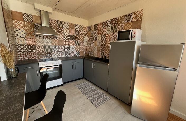 VILLENEUVE SUR LOT, appartement T2  d'environ 52,86 m2 MEUBLE entièrement redécoré avec cuisine équipée neuve. Situé au 2ème étage appartement comprenant : une entrée avec placard, une cuisine équipée, un salon séjour, une chambre et une salle d'eau avec — photo 3