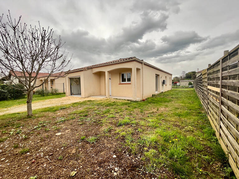 Villeneuve sur Lot, maison de PLAIN-PIED de 2013 entièrement refaite de 88 m² sur un jardin de 450 m2. Située en centre ville, dans un quartier calme proche des commodités à pied. La maison comprend un salon séjour avec coin cuisine de 40 m² , trois chamb — photo 1