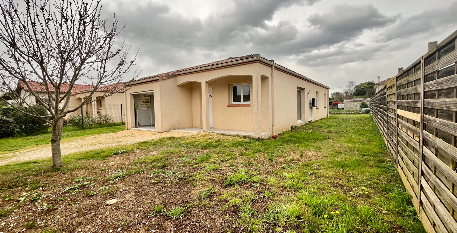 Villeneuve sur Lot, maison de PLAIN-PIED de 2013 entièrement refaite de 88 m² sur un jardin de 450 m2. Située en centre ville, dans un quartier calme proche des commodités à pied. La maison comprend un salon séjour avec coin cuisine de 40 m² , trois chamb — photo 1