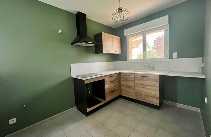 Villeneuve sur Lot, maison de PLAIN-PIED de 2013 entièrement refaite de 88 m² sur un jardin de 450 m2. Située en centre ville, dans un quartier calme proche des commodités à pied. La maison comprend un salon séjour avec coin cuisine de 40 m² , trois chamb — photo 2