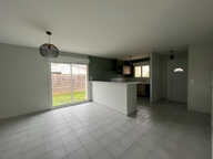 Villeneuve sur Lot, maison de PLAIN-PIED de 2013 entièrement refaite de 88 m² sur un jardin de 450 m2. Située en centre ville, dans un quartier calme proche des commodités à pied. La maison comprend un salon séjour avec coin cuisine de 40 m² , trois chamb — photo 3