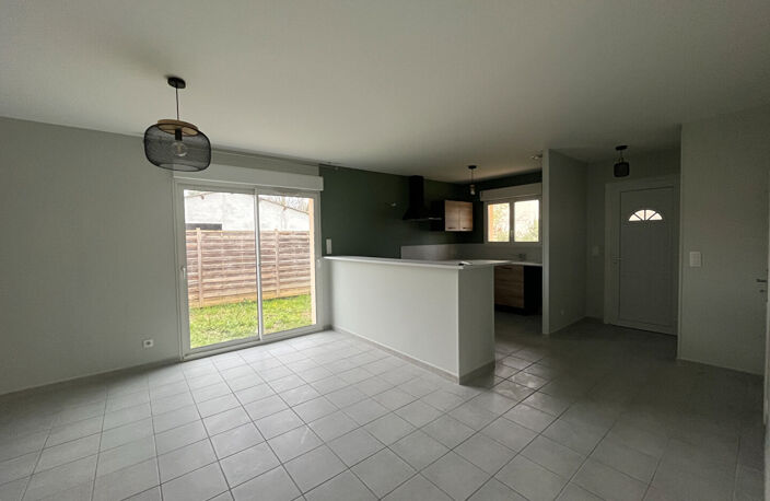 Villeneuve sur Lot, maison de PLAIN-PIED de 2013 entièrement refaite de 88 m² sur un jardin de 450 m2. Située en centre ville, dans un quartier calme proche des commodités à pied. La maison comprend un salon séjour avec coin cuisine de 40 m² , trois chamb — photo 3