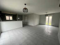 Villeneuve sur Lot, maison de PLAIN-PIED de 2013 entièrement refaite de 88 m² sur un jardin de 450 m2. Située en centre ville, dans un quartier calme proche des commodités à pied. La maison comprend un salon séjour avec coin cuisine de 40 m² , trois chamb — photo 4
