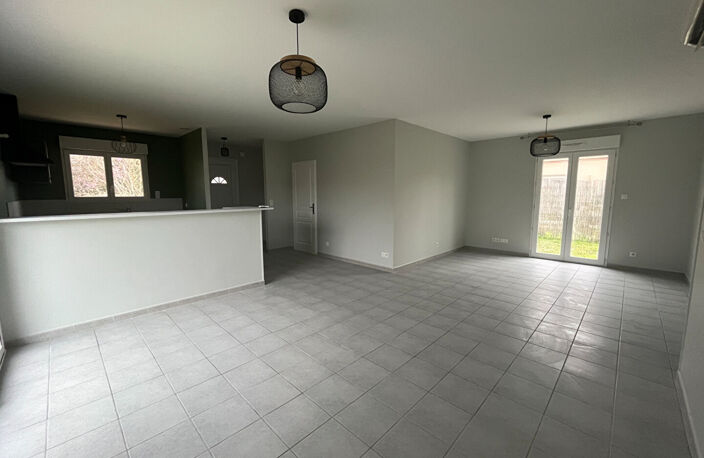Villeneuve sur Lot, maison de PLAIN-PIED de 2013 entièrement refaite de 88 m² sur un jardin de 450 m2. Située en centre ville, dans un quartier calme proche des commodités à pied. La maison comprend un salon séjour avec coin cuisine de 40 m² , trois chamb — photo 4