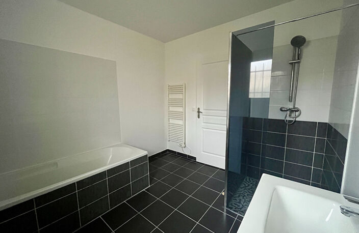 Villeneuve sur Lot, maison de PLAIN-PIED de 2013 entièrement refaite de 88 m² sur un jardin de 450 m2. Située en centre ville, dans un quartier calme proche des commodités à pied. La maison comprend un salon séjour avec coin cuisine de 40 m² , trois chamb — photo 5
