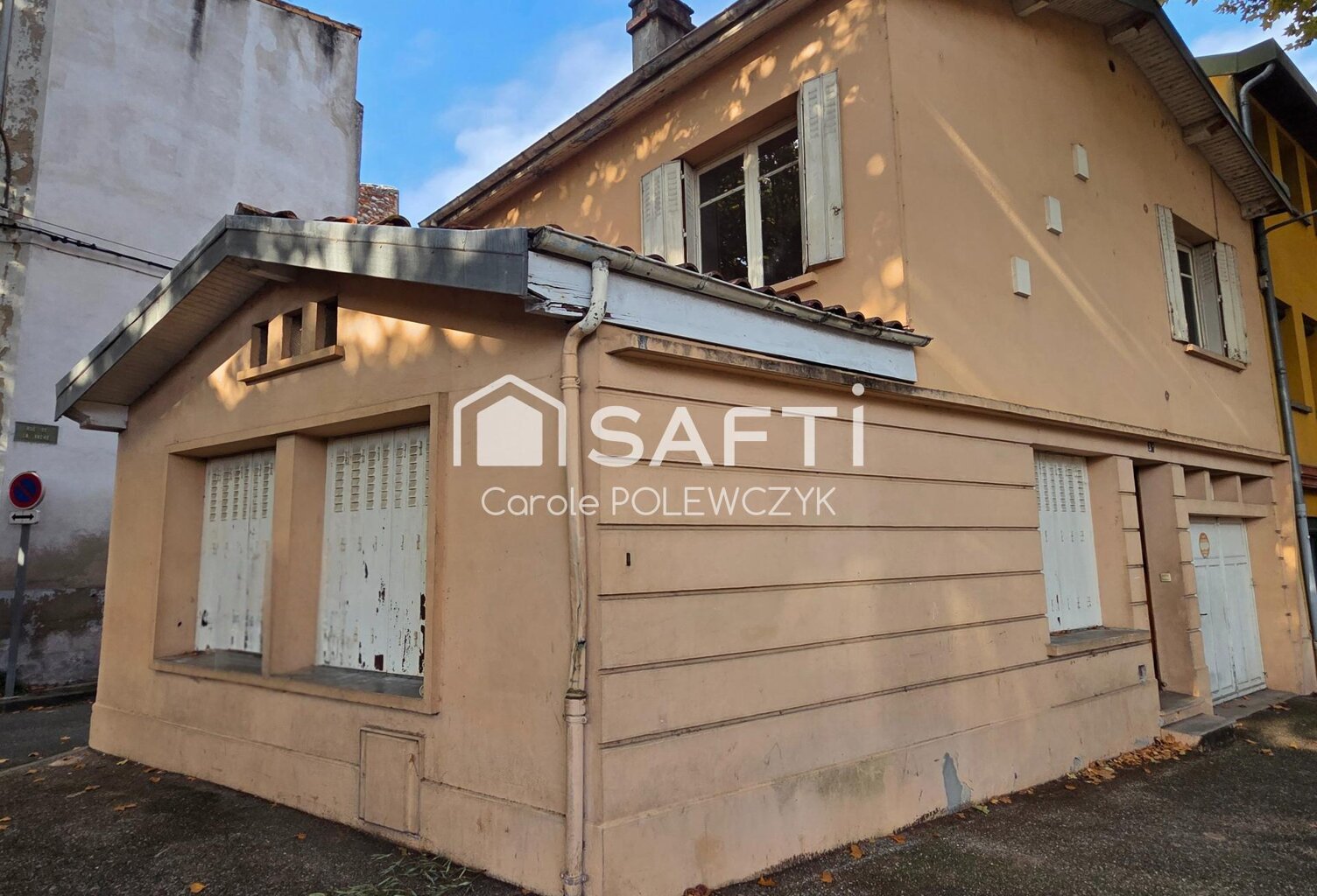 MAISON DE VILLE AVEC GARAGE : BEAU POTENTIEL A REVELER — photo 1