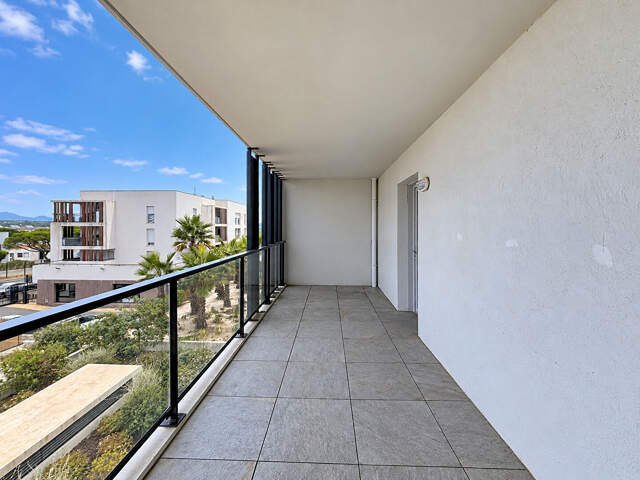 FREJUS - Beau T2 au calme avec terrasse, piscine et parking en sous-sol — photo du bien