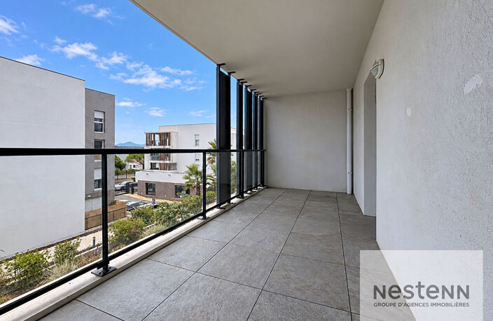 FREJUS - Beau T2 au calme avec terrasse, piscine et parking en sous-sol — photo 2