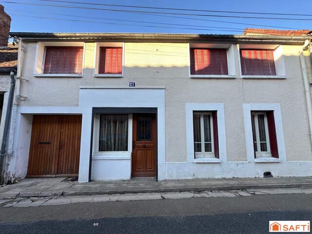 Maison de ville au calme avec garage et grandes dépendances, en plein centre de Villeneuve-sur-Yonne, commerces et gare à pied. — photo du bien